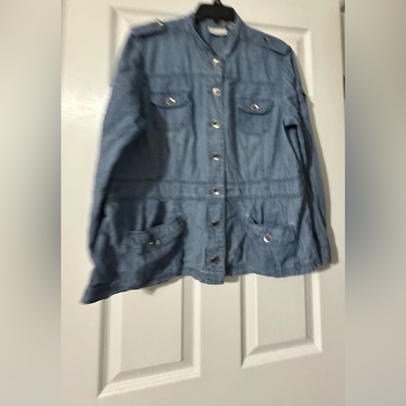 Sold.....Chico’s chambray jeans jacket is a size 3/ Large. - Picture 4 of 4